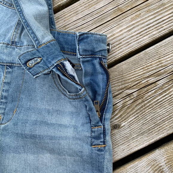 Dollhouse | Juniors' Jean short overalls - Picture 7 of 11